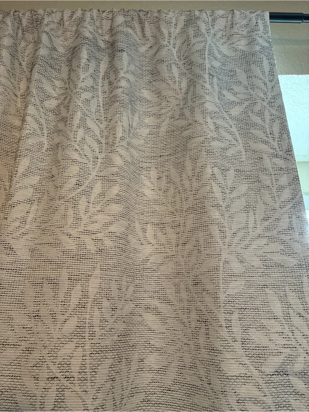 Textured Leaf-Print Curtain Panel in White/ Light Gray